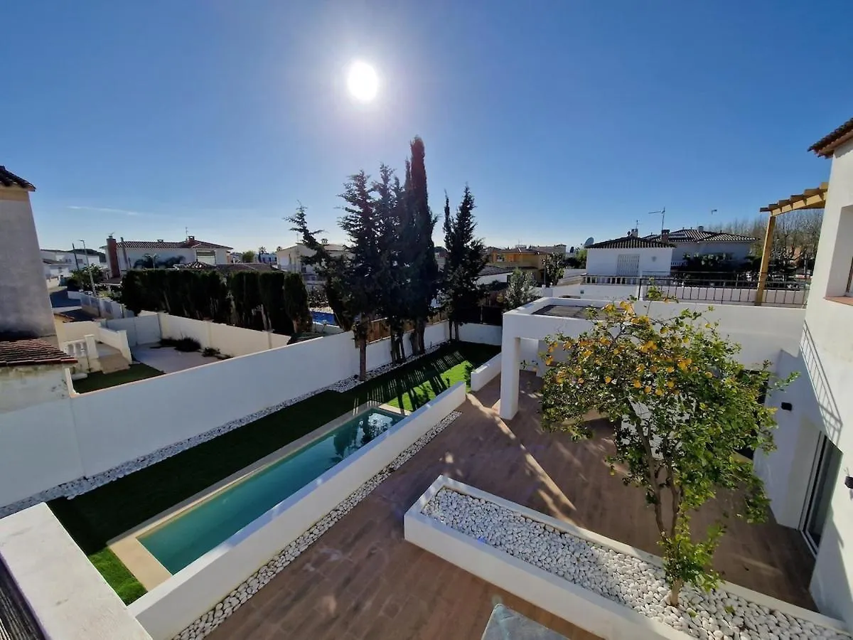 Villa Gorgot With A Pool And Private Parking Empuriabrava