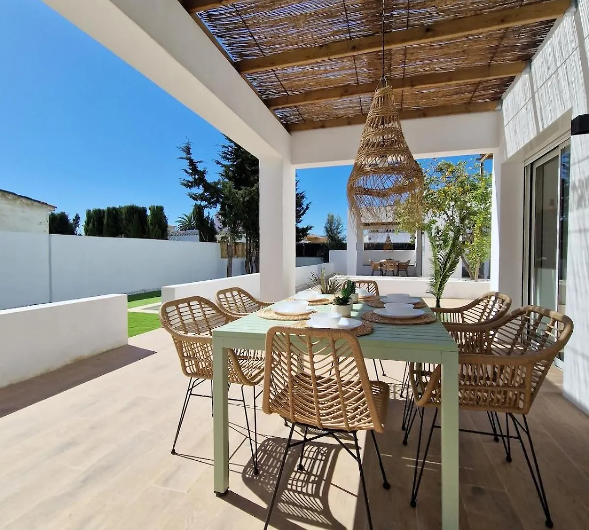 Villa Gorgot With A Pool And Private Parking Empuriabrava