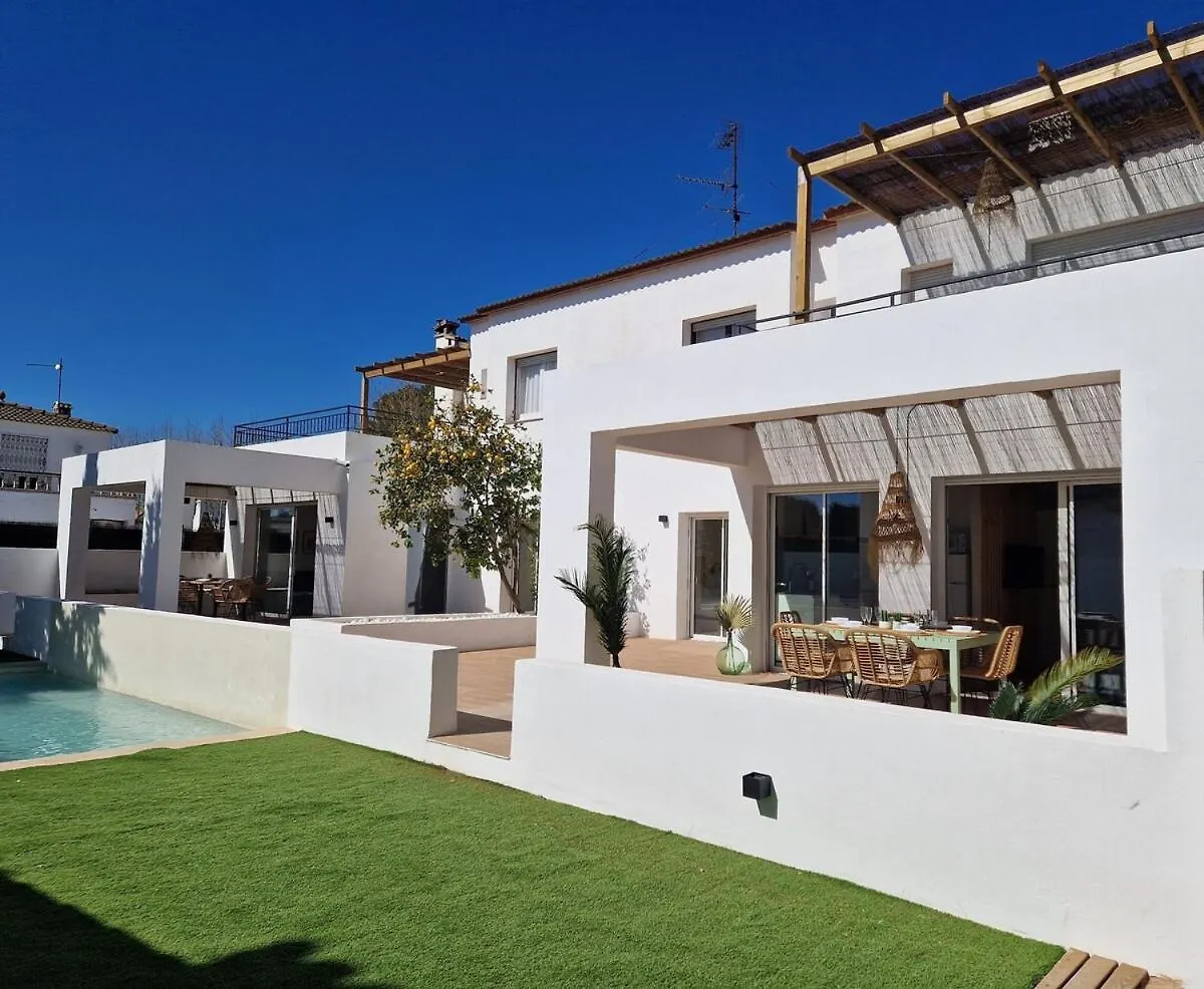 Villa Gorgot With A Pool And Private Parking Empuriabrava