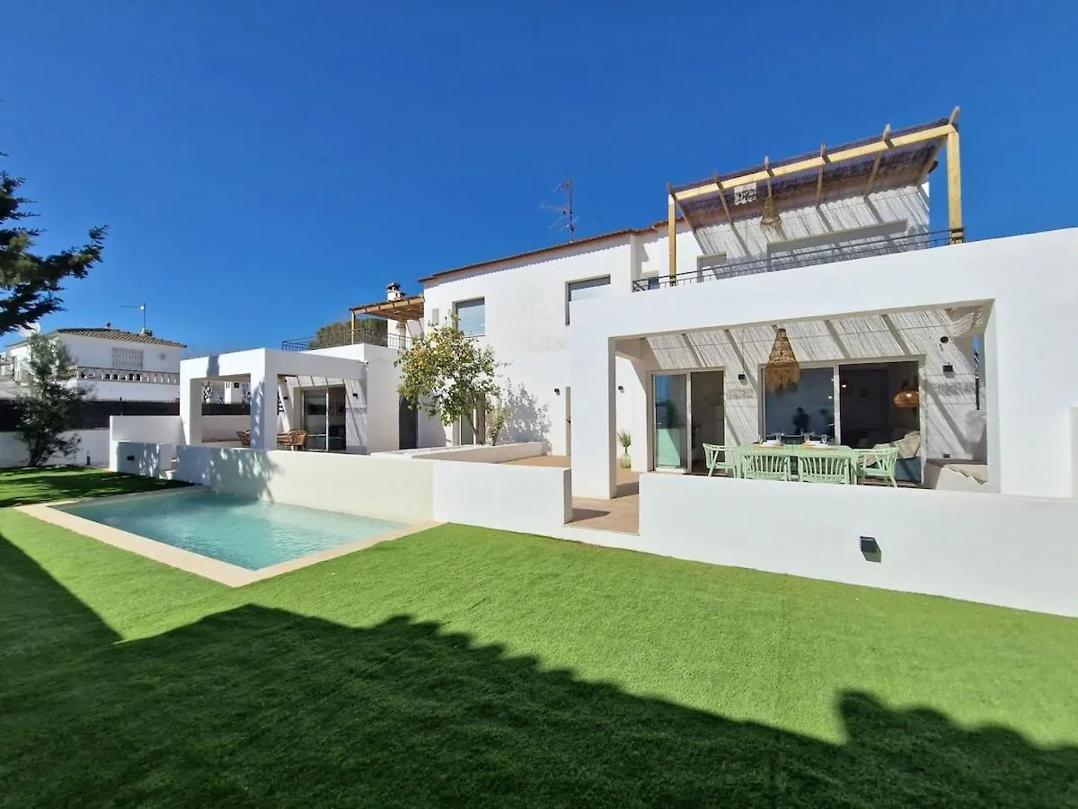 Villa Gorgot With A Pool And Private Parking Empuriabrava