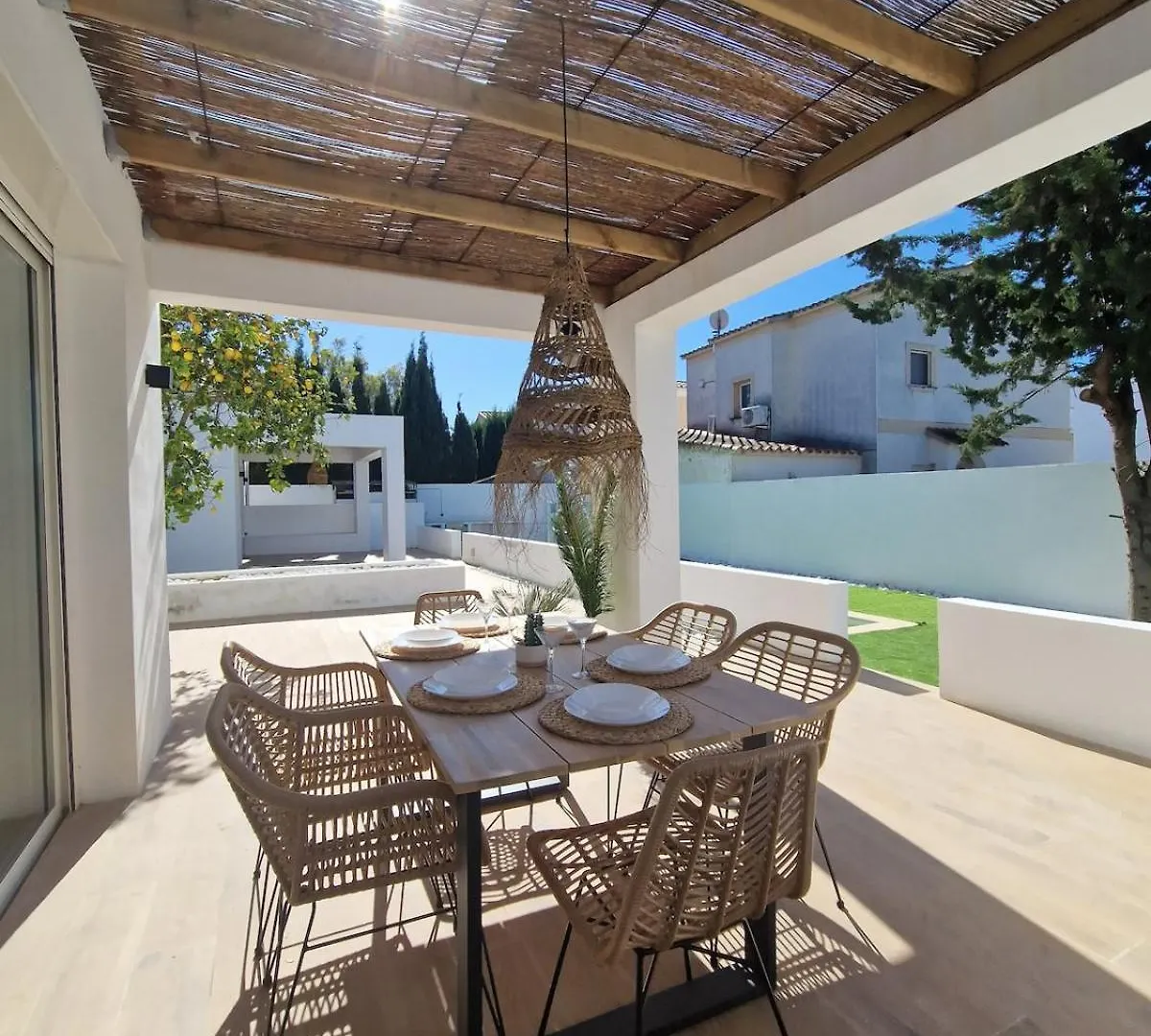 Villa Gorgot With A Pool And Private Parking Empuriabrava